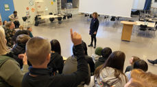 Elevene ved Eineåsen skole hadde mange spørsmål til biskopen. Foto: Johannes Ek Reindal