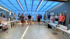 Ute skinner solen, inne læres det om vigslede tjenester. 12 studenter er to dager denne uken på Veien til Vigslet tjeneste. Foto: Johannes Ek Reindal