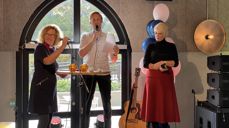 Stolt: Biskop Kari Veiteberg delte sammen med leder av Kirkerådet, Kristin Gunleiksrud Raaum, gleden og stoltheten over arbeidet 13-20 gjør. I midten konfransier Tormod Myrset Briså. Foto: Johannes Ek Reindal