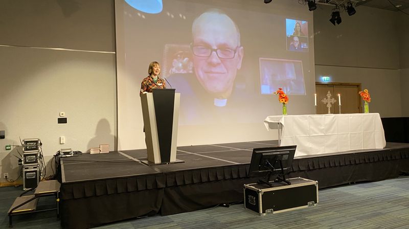 OPPSTART: Signe Myklebust, diakon i Fjell menighet, ledet seminaret i Oslo i går. Henrik Törnqvist og Christina Byström fra FBHO i Svenske kyrkan, var med på skjerm.  Alle foto: Johannes Ek Reindal