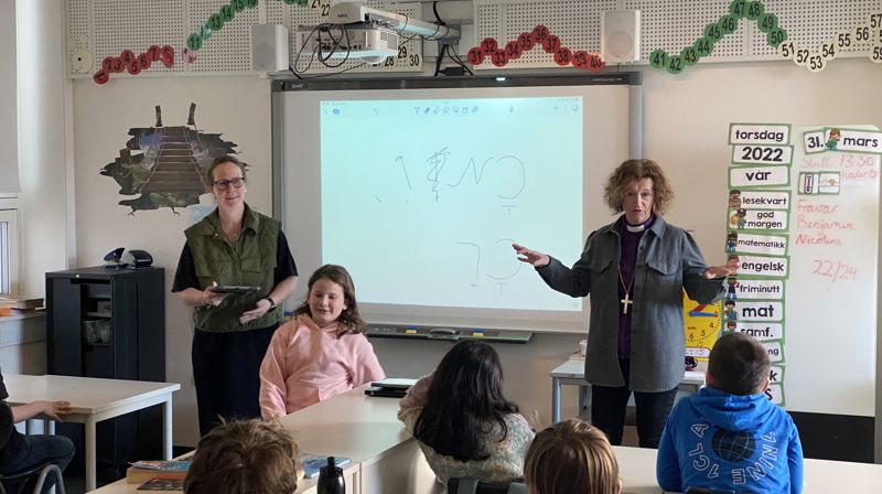 Språk: De gamle bibelske språkene latin, gresk og hebraisk kom opp da 4A fikk besøk av biskopen. Foto: Johannes Ek Reindal