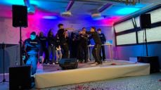 DJ Vetle og Antonio fra studiogruppa stod for musikken på åpn ingsfesten av Forandringshuset på Ellingsrud.