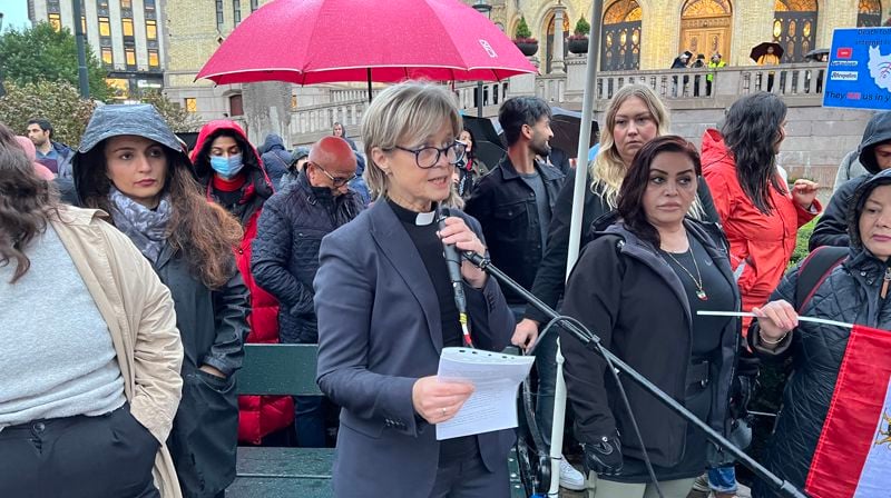 Domprost Anne May Grasaas holdt appell i regnet foran Stortinget.