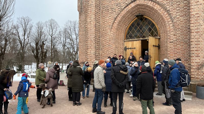 Mange var møtt frem for å gå en liten pilegrimstur i Mars-kulden.