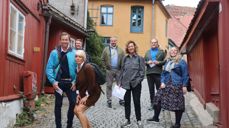 En del av bispedømmerådet i Oslo gikk en liten pilegrimsvandring fra Gamle Aker kirke til bispegården. Fra venstre: Gard Sandaker-Nielsen, bak Anne Anita Lillebø, Kristin Gunleiksrud Raaum, Arve Juritzen, biskop Kari Veiteberg, stiftsdirektør Ole Edvard Wold-Reitan, Kjersti Jåvold Landmark. Foto: Magnar Helgheim