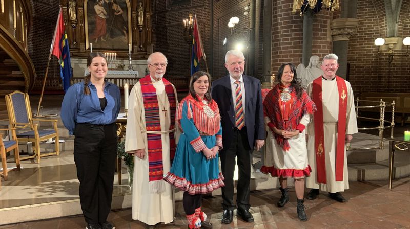 Samtale: I forbindelse med messen i Trefoldighetskirken, ble det holdt en samtale mellom Anne Lise Johnsen Swart og kommisjonsleder Dagfinn Høybråten. På bildet ser vi fra venstre - Laila Sofie Johnsen, biskop emeritus Pers Oskar Kjølaas, Anne Lise Johnsen Swart, Dagfinn Høybråten, Lilly Varsi og ledende prest i Trefoldighetskirken Pål Kristian Balstad.