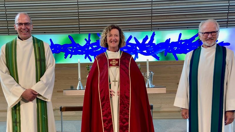 Sigmund Akselsen til venstre, sammen med biskop Kari Veiteberg og fungerende prost i Søndre Aker Sverre Bang. Foto: Bøler kirke