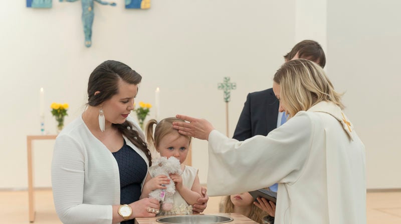 Adelia døpes av Maja L. Skålvold i Hunstad kirke, Bodø. Foto: Rita Jakobsen