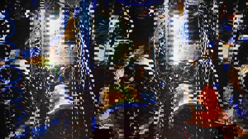 Reidun Mæsel Kolvik leser fra "Pax", mens Johanne Seines Svendsens bilder vises i bakgrunnen. Arrangementet foregikk i litteratursalen på Stormen bibliotek. Foto: Thoralf Fagertun