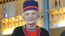 Inga Karlsen tildeles Kongens fortjenstmedalje. Foto: Sametinget