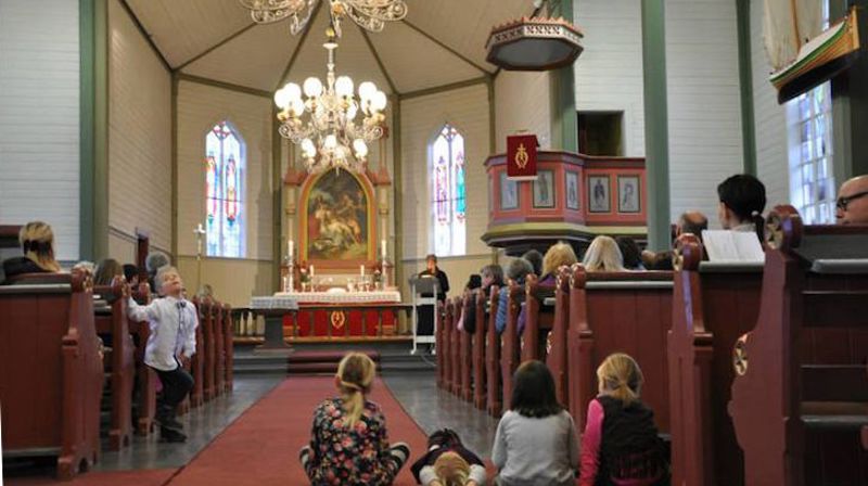 Fra gudstjeneste i Røsvoll kirke. Foto: Thoralf Fagertun