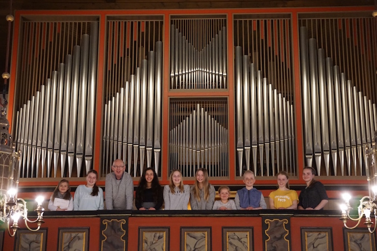 Elever og lærer ved orgelskolen i Narvik. Foto: Thoralf Fagertun
