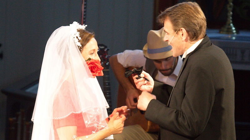 Eva Dons og Lasse Kolsrud som ekteparet i forestiillingen "små øyeBlix". Foto: Magne Hanssen