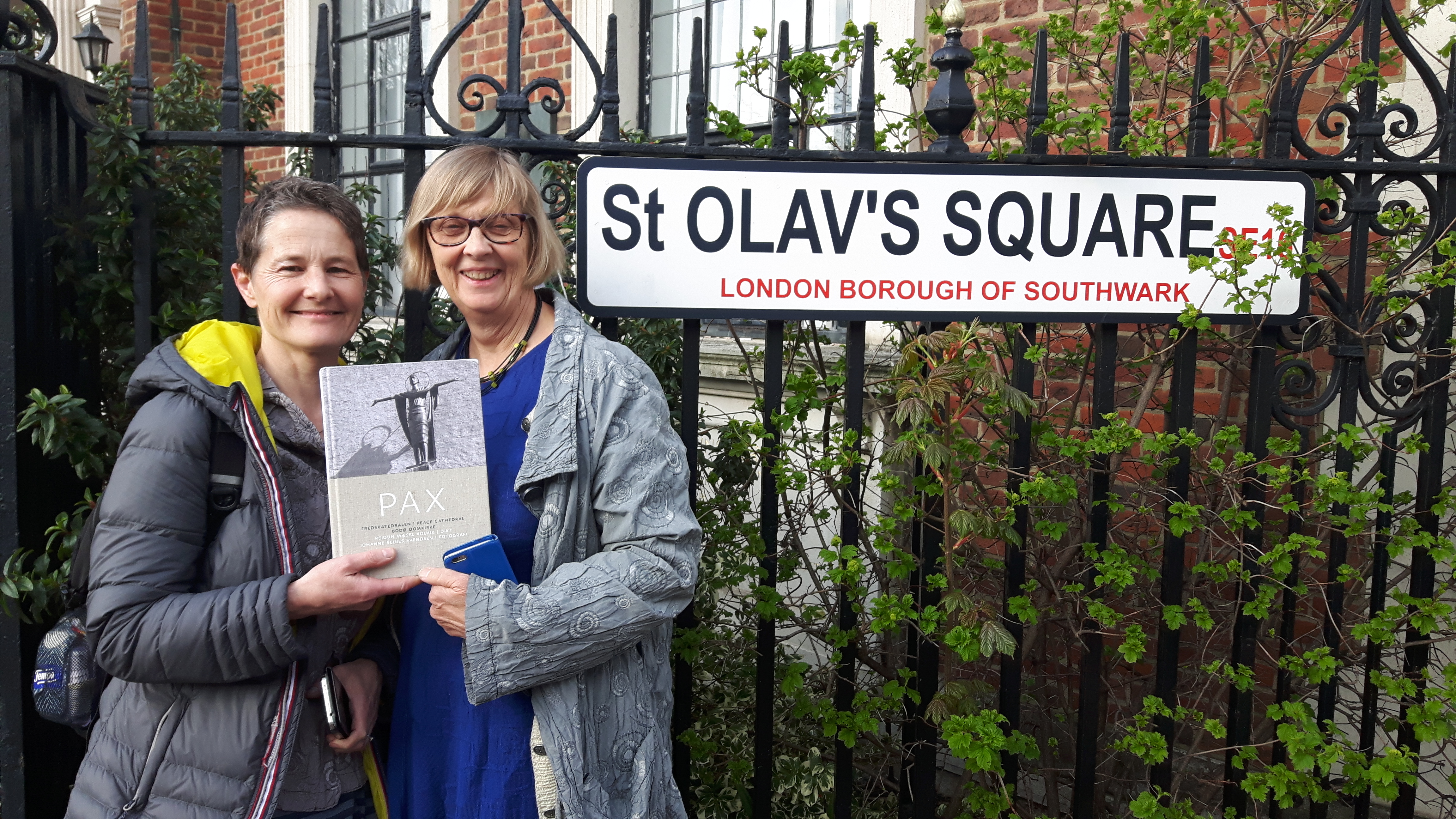 Forfatterne Sandy Goldbeck-Wood og Reidun Mæsel Kolviks diktning om Bodø domkirke har ført dem helt til London. Foto: Solveig Seines