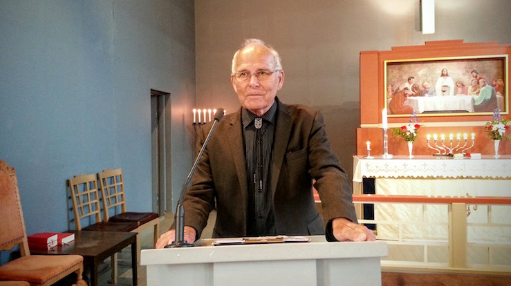 Helge Stangnes i Stamsund kirke. Foto: Privat