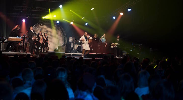 Kalle Urheim med band opptrer under Samisk Musikkfestival. Foto: Aslak Anders Skum