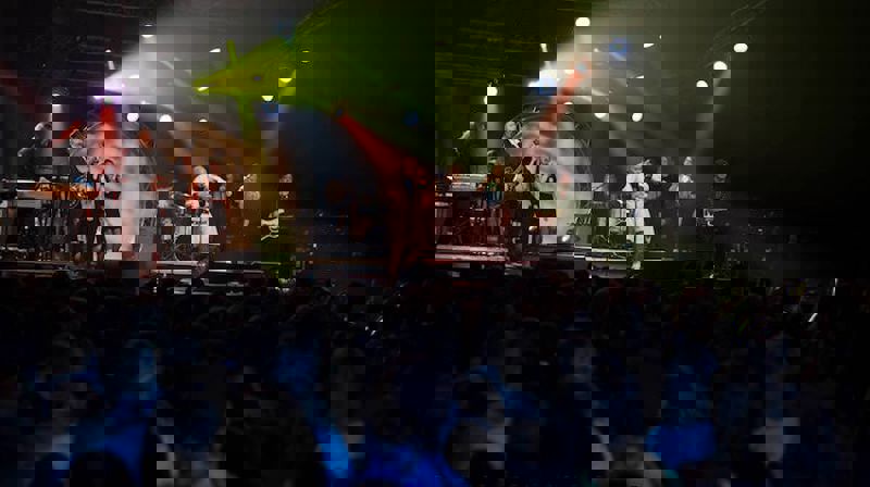 Kalle Urheim med band opptrer under Samisk Musikkfestival. Foto: Aslak Anders Skum