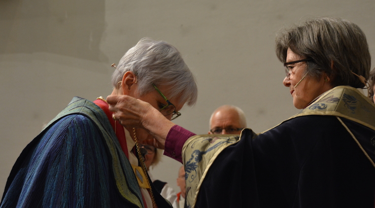 Preses Helga Byfuglien vigslet Ann-Helen Fjeldstad Jusnes til tjeneste som biskop i Sør-Hålogaland søndag 24. januar 2016. Foto: Thomas Jentoft