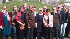 Foran fra venstere: Anna Kuoljok, diakon i Tysfjord Einar Bondevik, prest i sørsamisk område, biskop Ann-Helen Fjeldstad Jusnes, Risten Turi Aleksandersen generalsekretær i Samisk kirkeråd og Stiftsdirektør Jan-Kjell Jonassen med alle prostene i ryggen