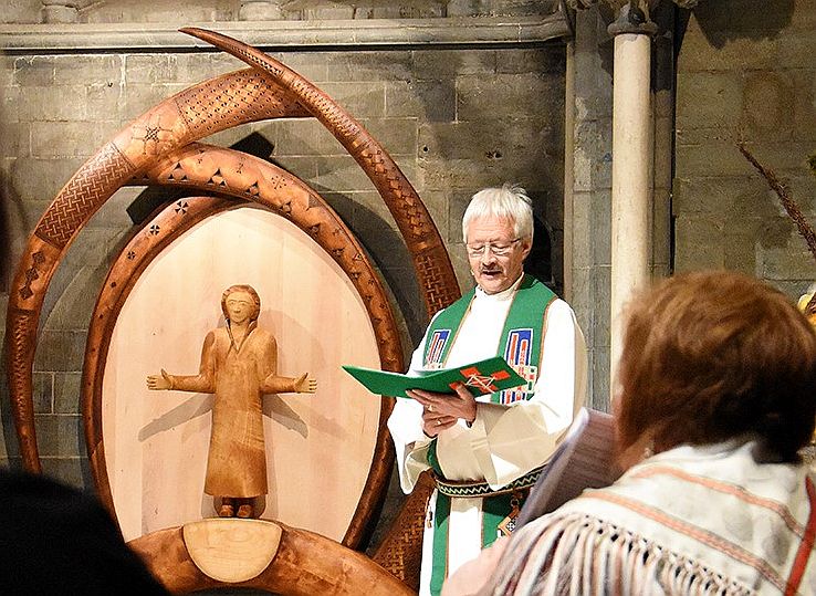 Bierna Leine Bientie ved det sørsamiske alteret i Nidarosdomen som ble innviet i februar dette år.
