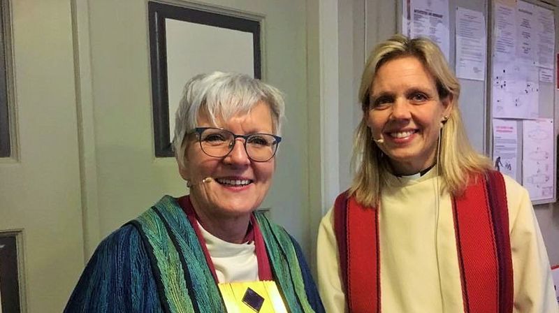 Biskop Ann-Helen Fjeldstad Jusnes og nyinnsatt prost Karianne Egeberg Gullfjell
