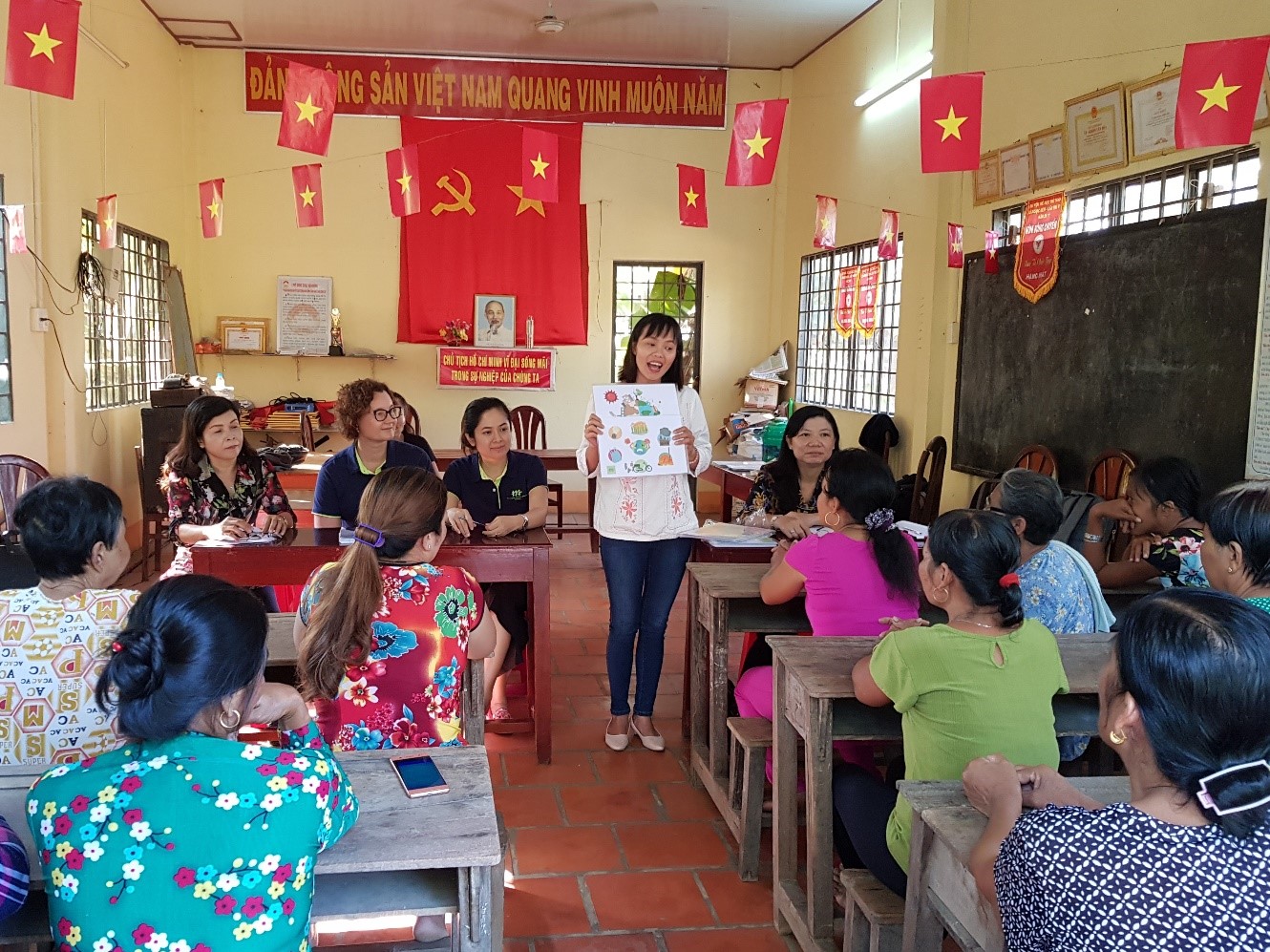 Misjonsalliansen driver undervisning for kvinner om klima-arbeid i et lokalt kommunehus