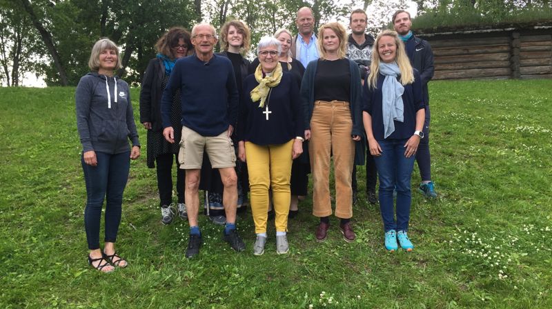 Sør-Hålogaland bispedømmes delegasjon samlet på Stiklestad. I fremste rekke står f.v. diakonirådgiver Brita Bye, seniorprest Odd J. Eidner og biskop Ann-Helen Fjeldstad Jusnes. studentene er fra v. Kjersti Bildøe Ryan, Benedicte Bjørkmo, Anette Cecilie Bjerkeli, Lloyd Tryland, Dina Willemse, Aslak Simonsen, Kristina Pettersen og Sindre Malmsten Steinkopf.I tillegg deltok Marita Elvemo Sivertsen på samlingen