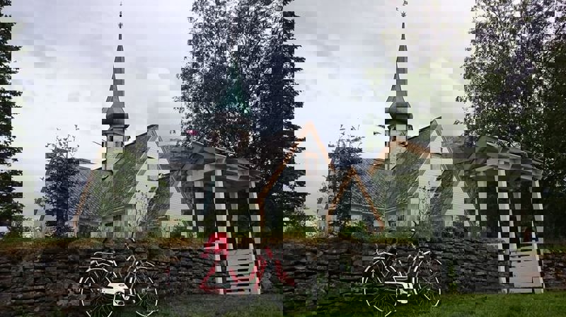 "På kjøretøyet skal småkårsfolk kjennes." Rørstad kirke. Foto: Lisbeth T. Gieselmann