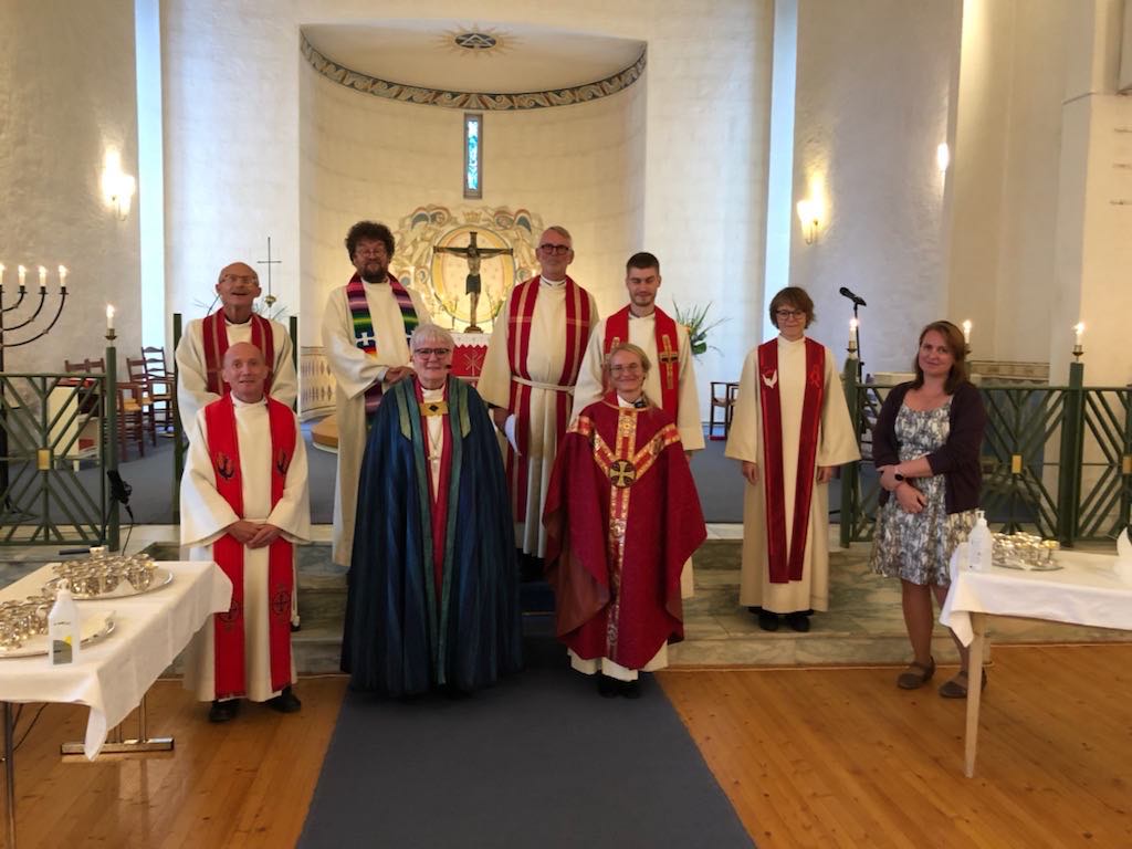 Bakerst fra venstre: fung. domprost Odd J. Eidner, sokneprest i Innstranden menighet Reiulf Pedersen, pensjonert sokneprest i Rønvik Svein Malmbekk, og sokneprest i Skjerstad og Misvær Børge Hatch Fure, sykehusprest Ingeborg Overvoll og leder i Bodø kirkelige fellesråd Elin Sofie Valøy. Foran fra venstre: sokneprest i Fauske menighet Dirk Gieselmann, biskop Ann-Helen Fjeldstad Jusnes og ordinanden Tine Fure.