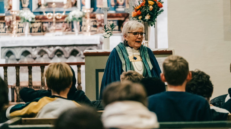 Biskop Ann-Helen snakker med konfirmanter i Bodin kirke. Foto: Kontrafei Media