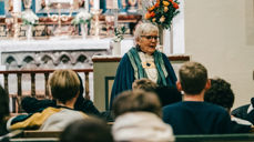 Biskop Ann-Helen snakker med konfirmanter i Bodin kirke. Foto: Kontrafei Media