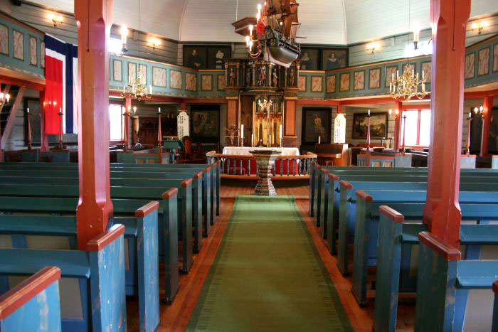 Hadsel kirke ligger i Hadsel sokn i Hadsel kommune. Den er bygget i tre og ble oppført i 1824. Kirken har åttekantplan og 500 sitteplasser. Kirken har vernestatus automatisk listeført (1650-1850). Foto: kirkesøk.no