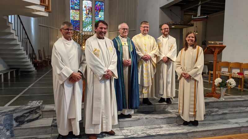 Sokneprest Kyrre Kolvik, prost i Vesterålen Fredrik Øverland, fungerende biskop Olav Rune Ertzeid, domprost Svein Valle, prost i Ofoten Jan Egil Ingebretsen og prost i Indre Helgeland Karianne Egeberg Gullfjell. Foto: Odd-Arne Ertzeid