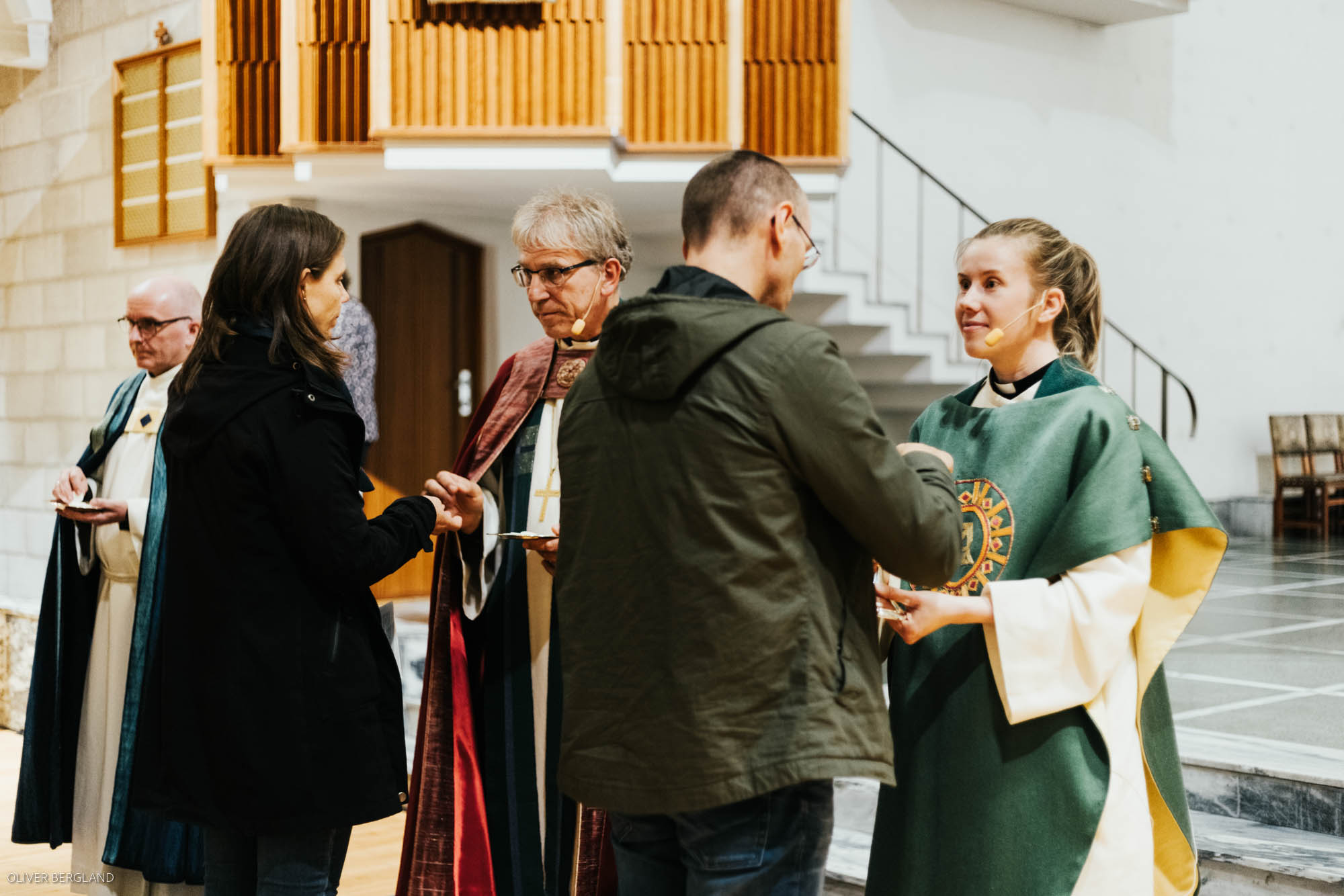 Prest på skolebenk og i kirkerom. Foto: Kontrafei Media