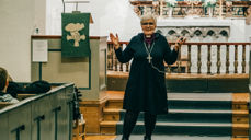 Biskop Ann-Helen Fjeldstad Jusnes snakker til engasjerte konfirmanter i Bodin kirke, november 2021. Foto: Kontrafei Media