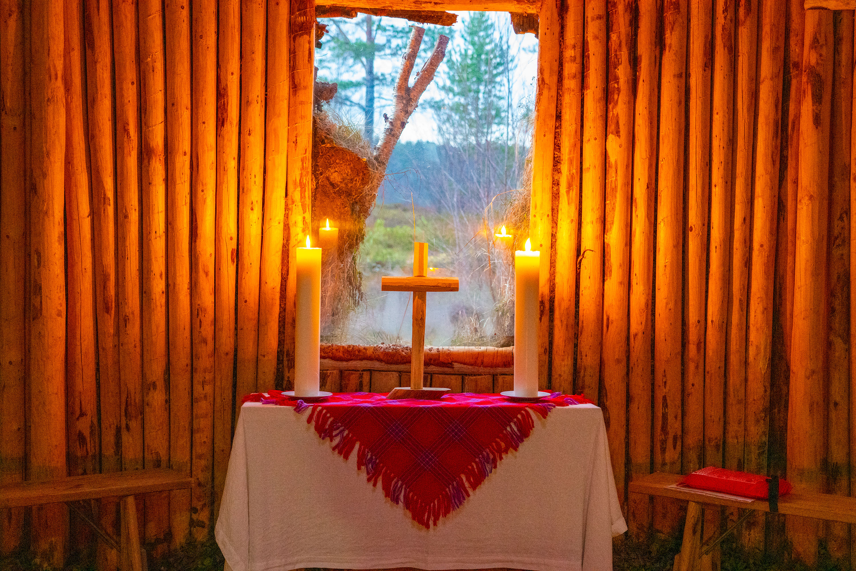 To lys er tent på alteret i kirkegammen på Drag. Foto: SHBD