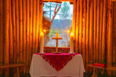 To lys er tent på alteret i kirkegammen på Drag. Foto: SHBD
