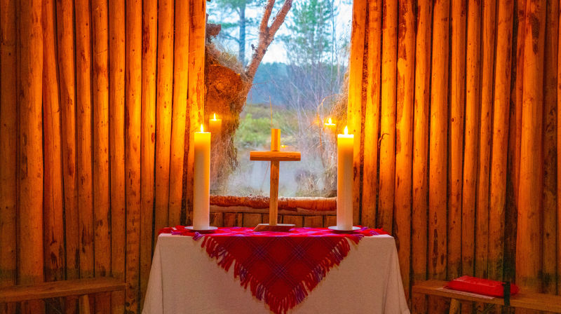 To lys er tent på alteret i kirkegammen på Drag. Foto: SHBD