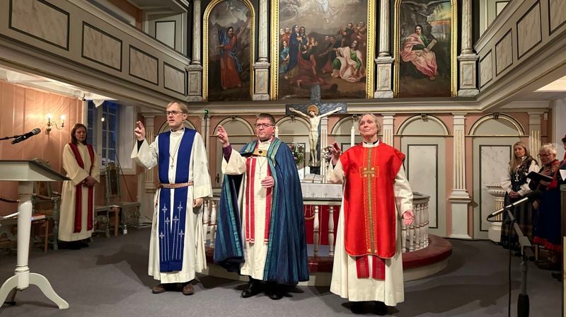 Prost i Indre Helgeland Karianne Egeberg Gullfjell, sørsamisk prest Einar Sørlid Bondevik, biskop Svein Valle og sokneprest Hanne Kristin Bondevik Sørlid i Mo kirke.