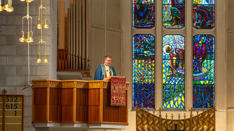 Biskop Svein preker under vigslingsgudstjenesten i Bodø domkirke, 19. november 2023. Foto: Sør-Hålogaland bispedømme