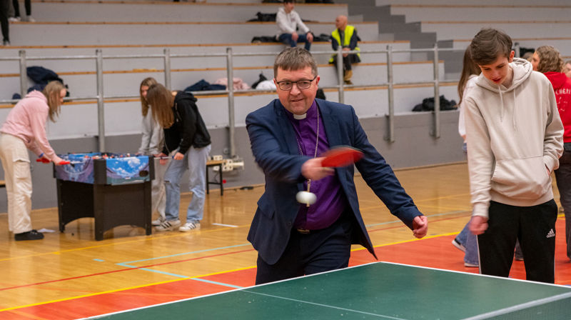 Biskop Svein slår et slag bordtennis under Bynatt i Bodø i 2024. Foto: Sør-Hålogaland bispedømme