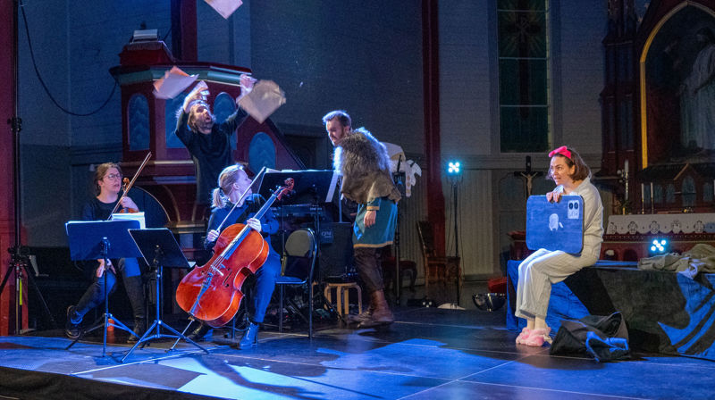 Helt Konge, en skolesekkforestilling i forbindelse med ARCTICulations of Faith. Her fra premieren i Sortland kirke. Foto: Sør-Hålogaland bispedømme