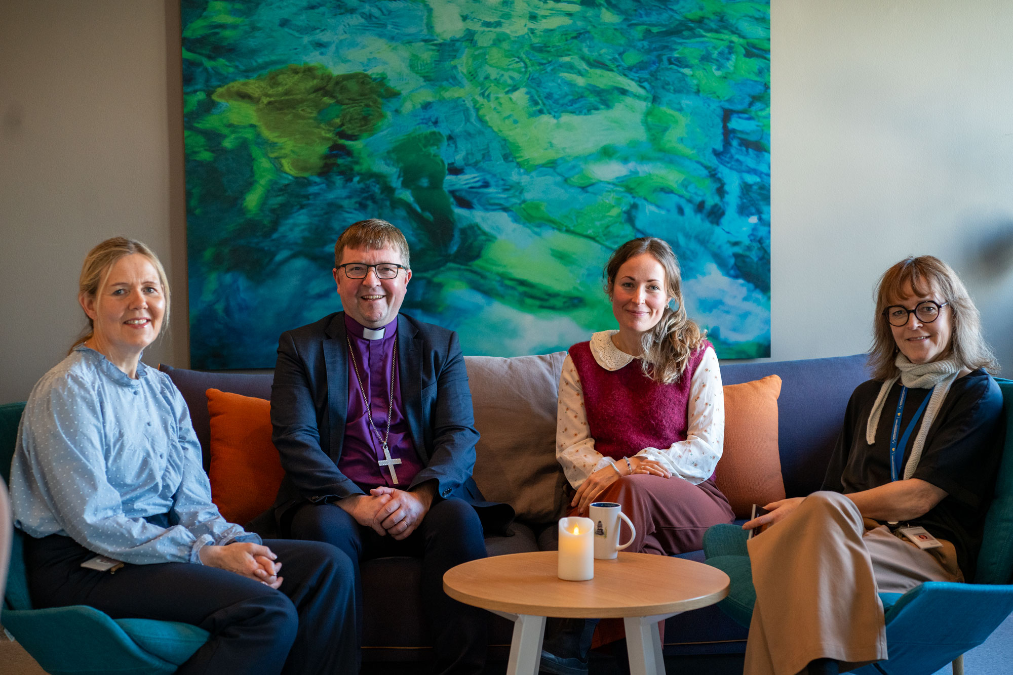 Fra bispevisitas ved Nordlandssykehuset. Sykehusprest Elin Marie Irgens, biskop Svein Valle, Katrin Aakre, leder for Vardesenteret og sykehusprest Ingeborg Overvoll. Foto: Sør-Hålogaland bispedømme