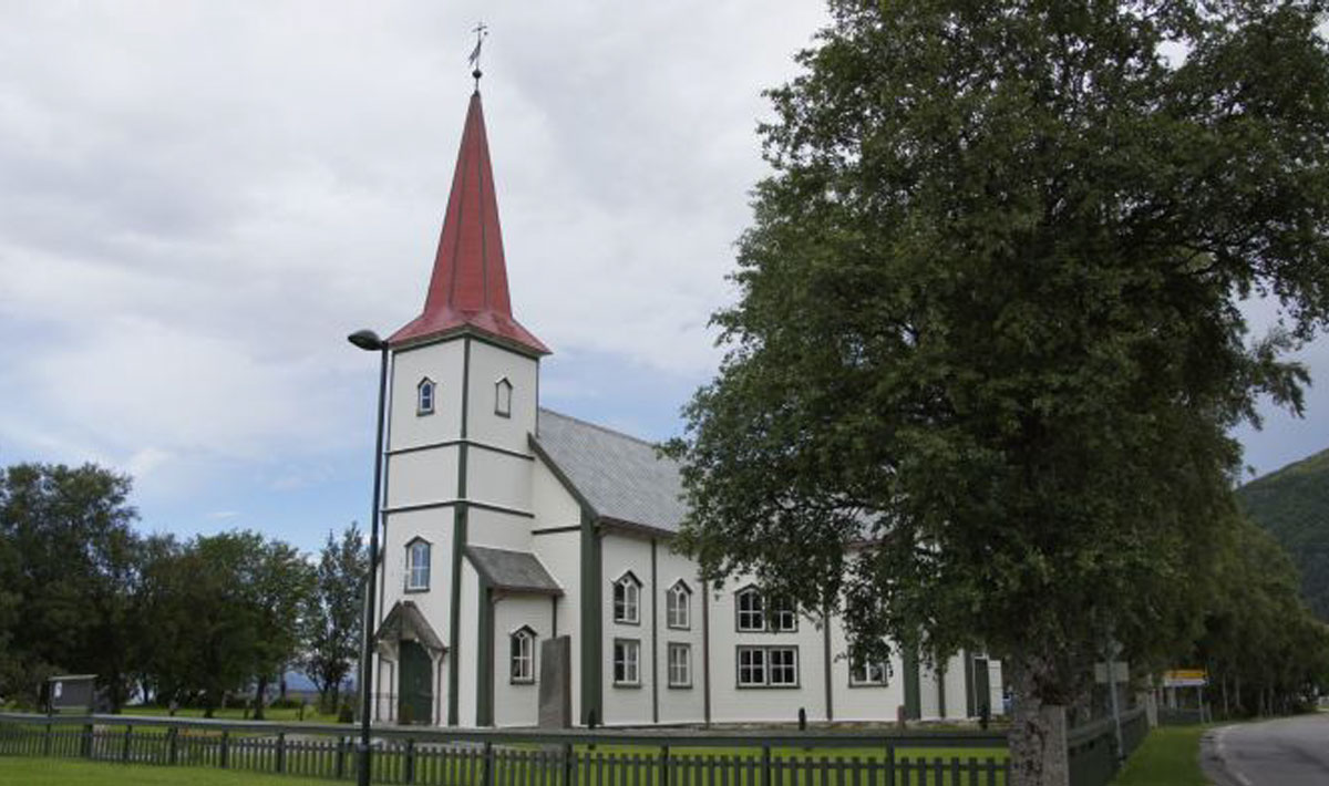 Nesna kirke. Foto: Kirkesøk.no