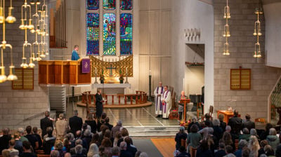 Biskop Svein preker under sørgegudstjenesten for H.M. Kong Harald V i Bodø domkirke. Foto: Sør-Hålogaland bispedømme