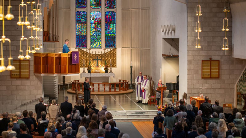 Biskop Svein preker under sørgegudstjenesten for H.M. Kong Harald V i Bodø domkirke. Foto: Sør-Hålogaland bispedømme