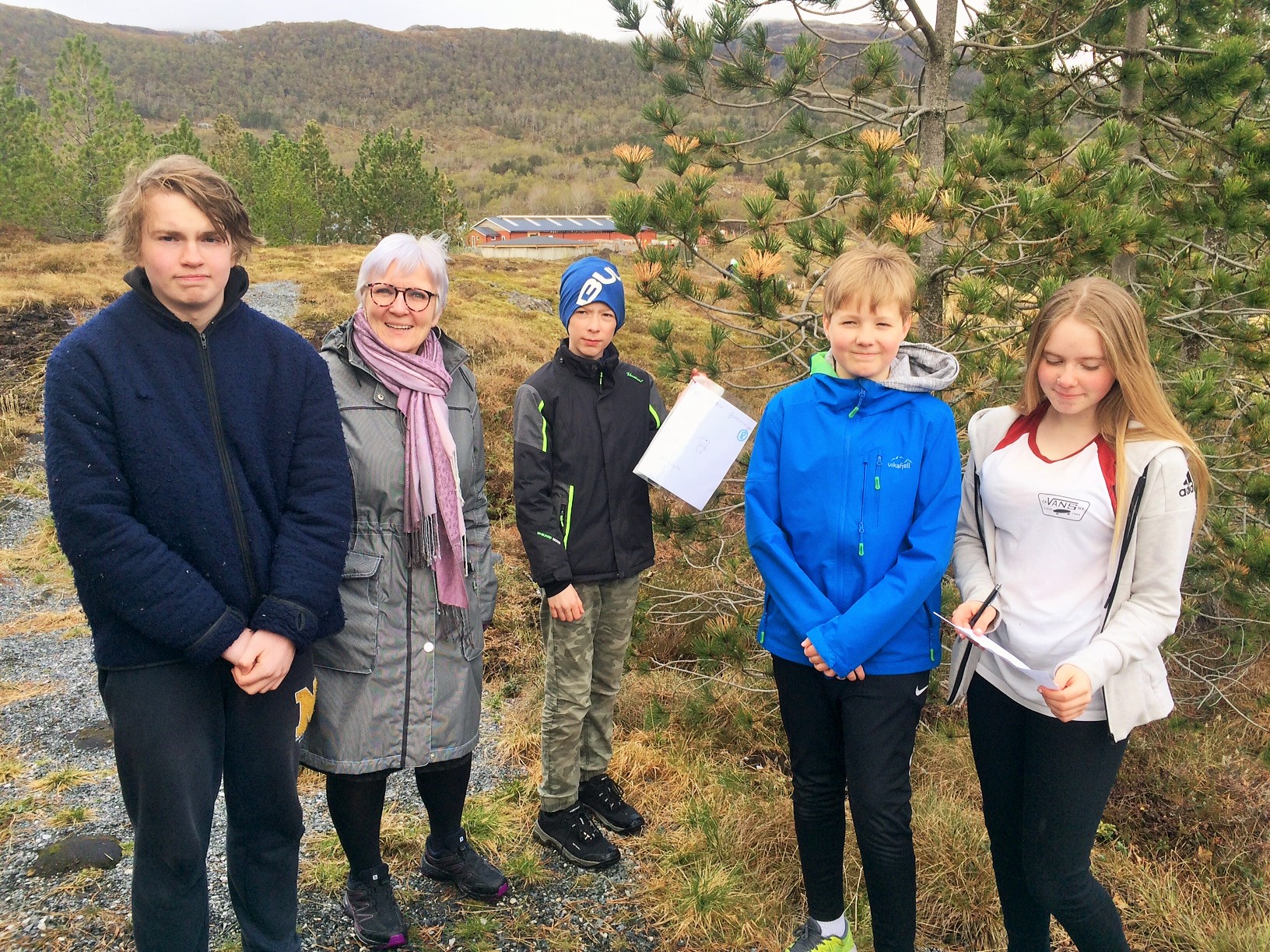 Biskopen sammen med elever på Konsvik skole.jpg