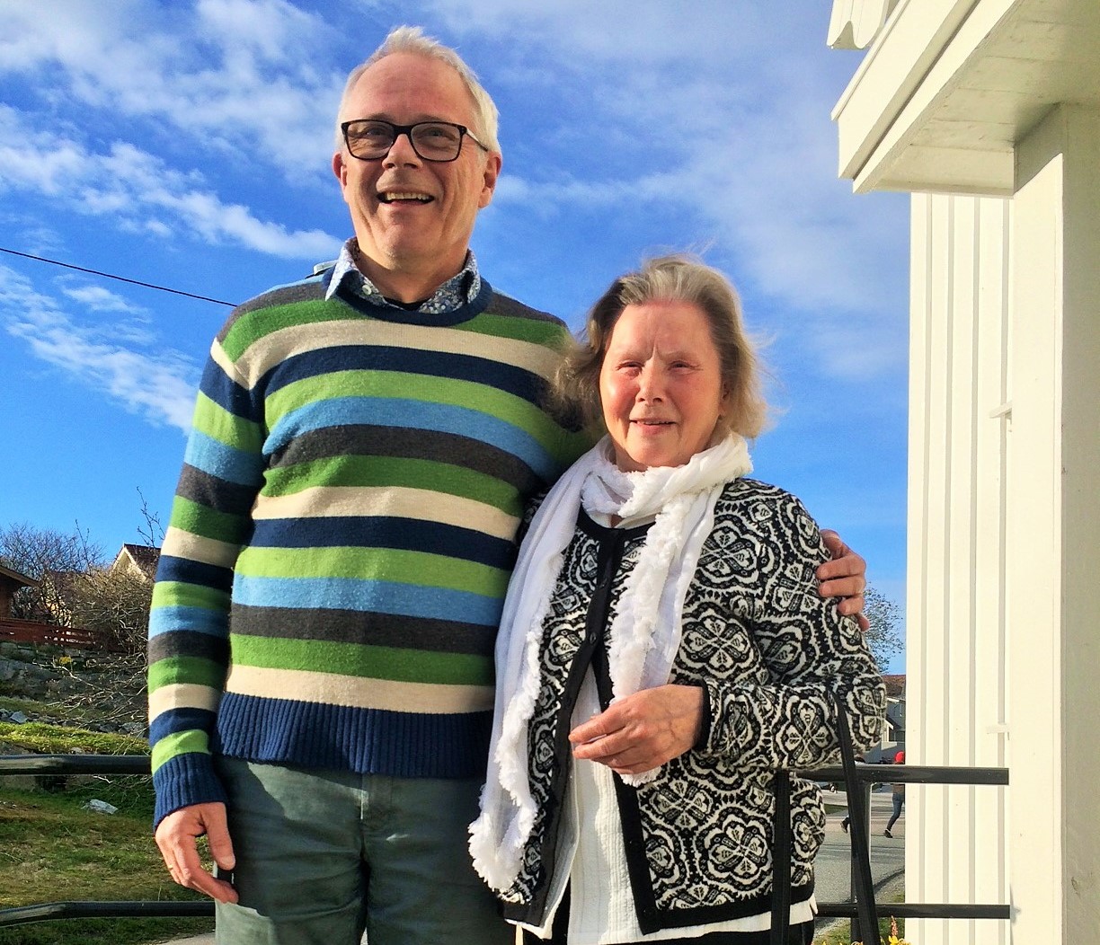 Olav Rune og Gerd Jakobsen på kirketrappa Træna (2).jpg