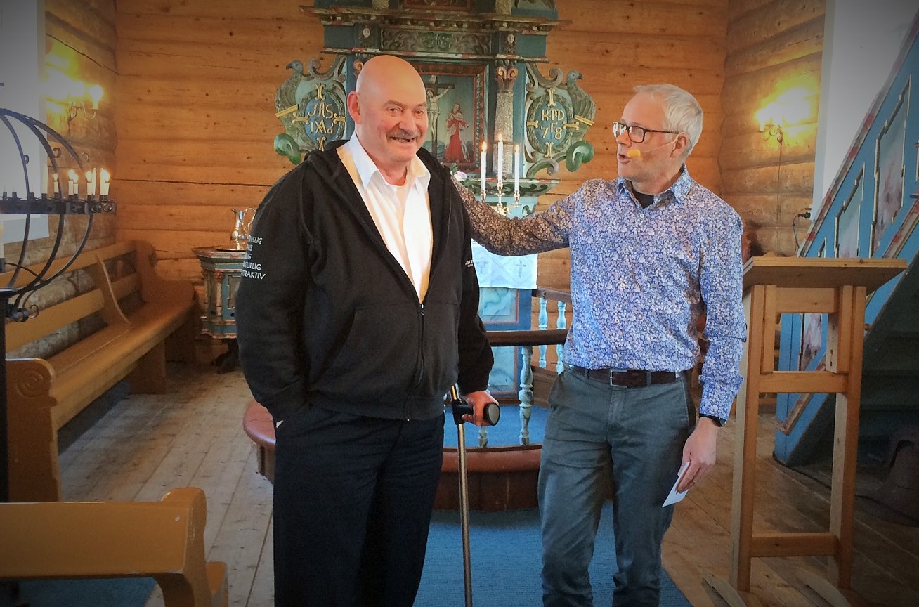 Olav Rune takker Martin Thorsen.jpg