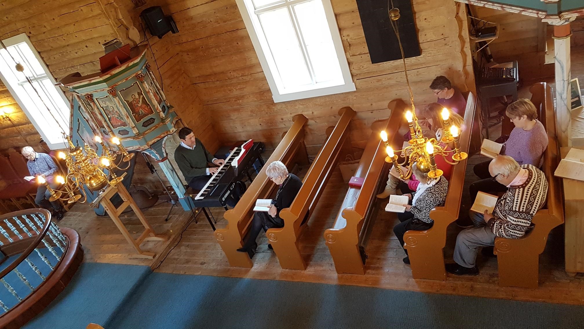 Salmekveld Træna kirke 6. mai 2019.jpg